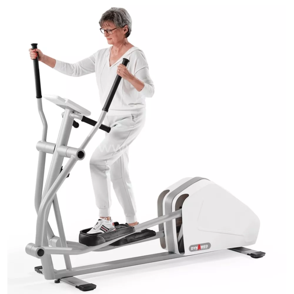 moteris treniruojasi ant elipsinio treniruoklio stebėdama treniruočių programą ekrane